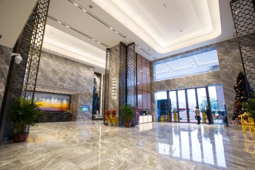 Ramada Plaza by Wyndham Dongxing City Center in Fančengana