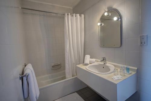 Double or Twin Room with Sea View image 1