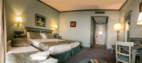 2 twin beds
