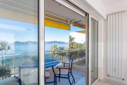 On La Croisette: new 2 bedrooms with sea view - image 3