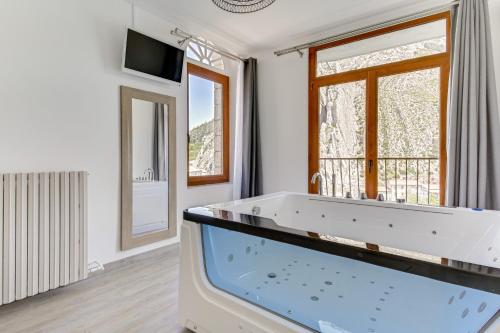 Deluxe Suite with Spa Bath