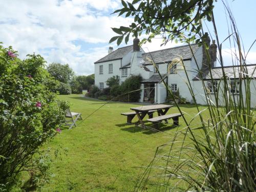 Ieeja, Lower Tresmorn Farmhouse in Crackington Haven