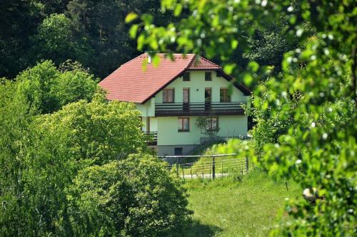 New house, private road, lots of land and still only 10 minute drive to nearest city