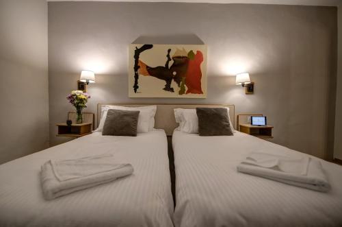 Double or Twin Room image 7