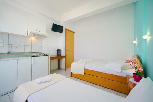 1 queen bed, 1 twin bed