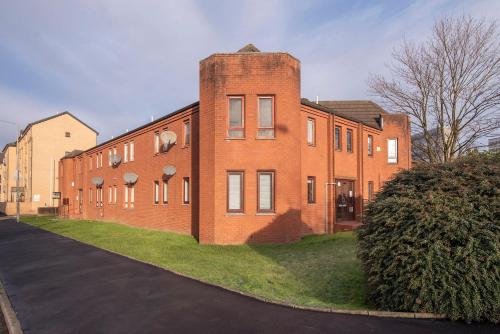 Ground Floor West End /City Centre / Rockvilla flat & Parking
