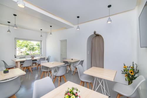 Restaurant, Vincenzo Family Rooms in Tinos