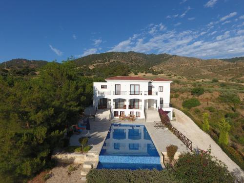Martika Luxury Villa overlooking the Sea – khách sạn tại Pomos