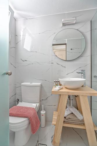 Double Room with Balcony and Sea View image 5
