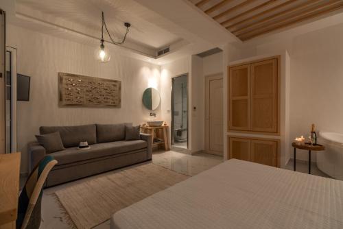 Suite with Hot Tub image 5