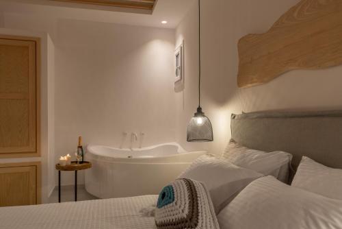 Suite with Hot Tub image 7
