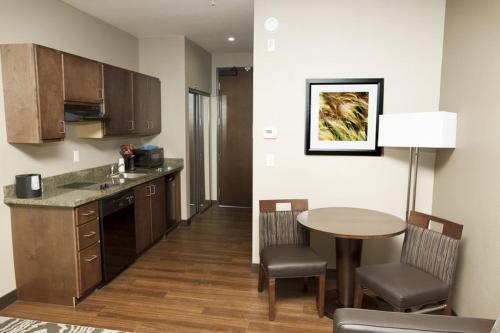 ห้องครัว, Best Western Plus Williston Hotel & Suites in สนามบิน