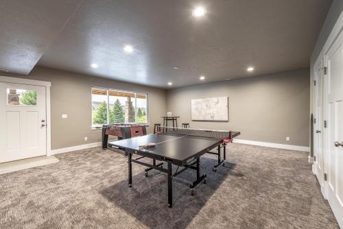 Beautiful Parade Home Overlooking Bear Lake Golf Course and Bear Lake with Private Hot Tub- Sleep 34 - image 4