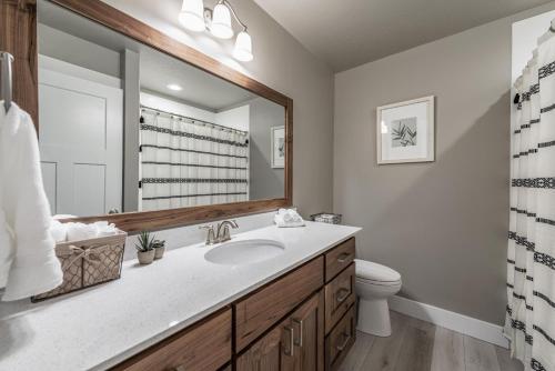Beautiful Parade Home Overlooking Bear Lake Golf Course and Bear Lake with Private Hot Tub- Sleep 34 - image 8