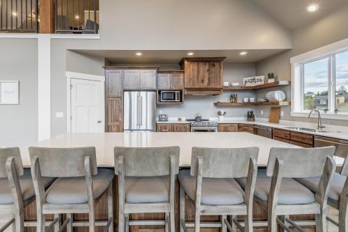 Beautiful Parade Home Overlooking Bear Lake Golf Course and Bear Lake with Private Hot Tub- Sleep 34