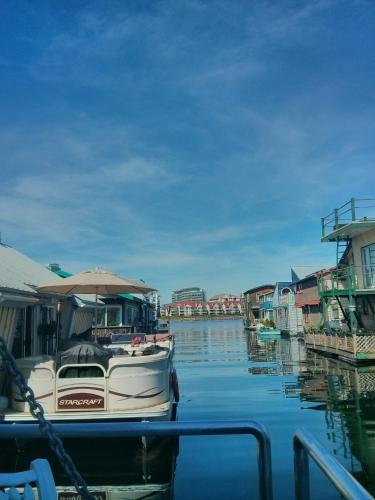 A Float Home B&B in Fisherman’s Wharf Victoria