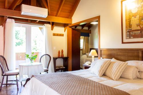 1 double bed, 2 twin beds