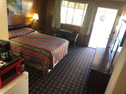 Edgewood Motel - image 3