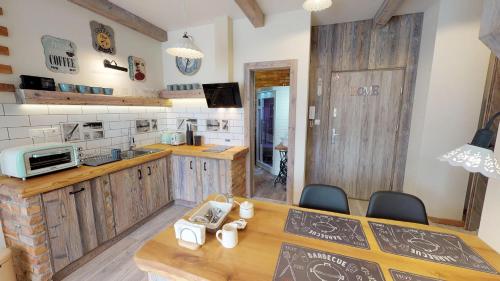 ห้องครัว, Apartmán Sofia s infrasaunou, PRIMO, Starý Smokovec (Apartman Sofia s infrasaunou, PRIMO, Stary Smokovec) in วีย์โซคทาทรี