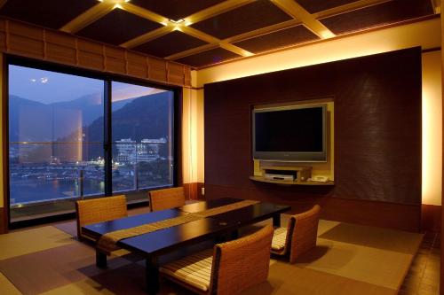 Japanese-Style Luxury Room with Hot Spring Bath and Lake View - Kohaku -