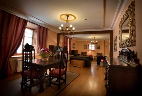 Koplietošanas atpūtas telpa ar TV, Villa Ferrera Posada Rural in Herrera de Valdecañas