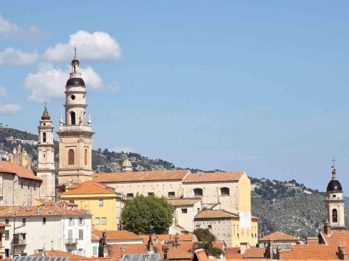 芒通城中心宜必思尚品酒店 芒通城中心宜必思尚品酒店