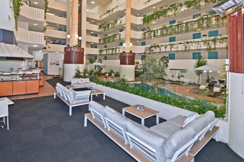 花園, 中庭酒店 (Atrium Hotel) in 曼哲拉城