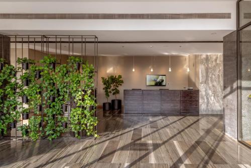 Lobby, Oxford Golf Resort in Lavale