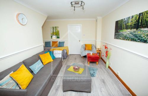 A+ Corby House For Corby, Kettering. Comfy Beds, Easy Parking, Fast Internet, , Northamptonshire