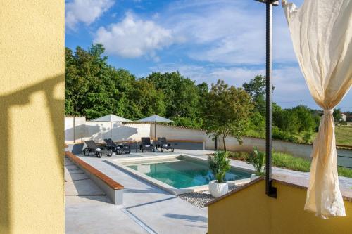  Charm holiday house with a nice POOL in Svetvinčenat