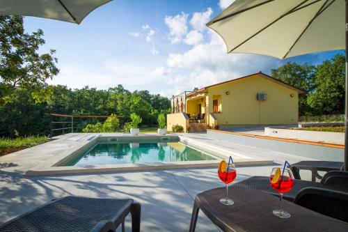  Charm holiday house with a nice POOL in Svetvinčenat