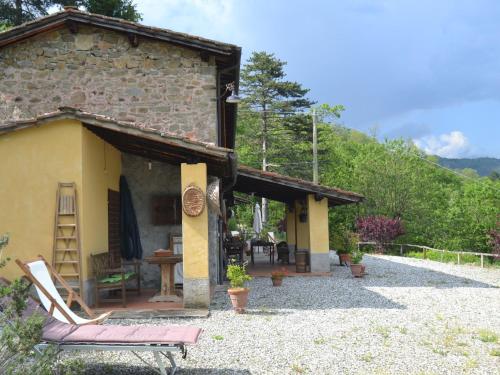  Vintage Cottage in Pescia with Jacuzzi, Pension in San Quirico