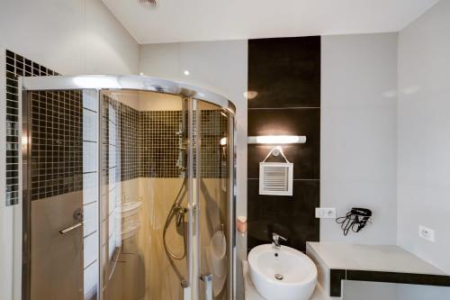 2 bedrooms, 3 beds
