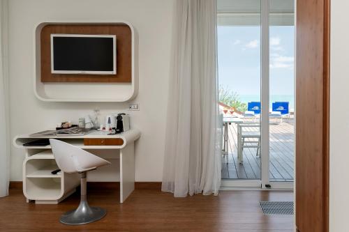 Trampolines Suite Hotel - image 5