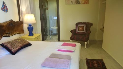 Double Room with Patio image 8