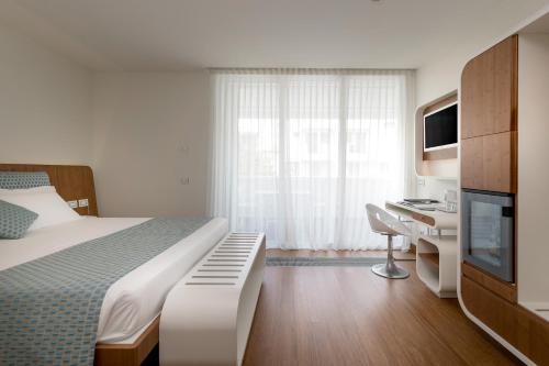 Trampolines Suite Hotel - image 14