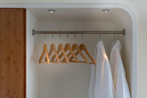 Trampolines Suite Hotel - image 11