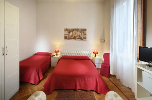 1 queen bed, 2 twin beds