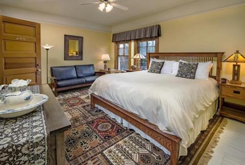 1 king bed, 1 twin bed