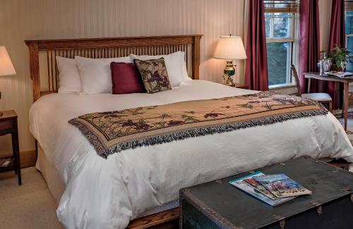 1 king bed, 1 twin bed