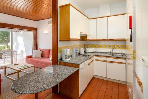 ห้องครัว, Apartamentos Turisticos Pinhal Da Marina in คาตีรา