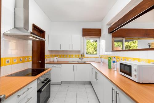 廚房, 皮尼亞爾碼頭旅遊公寓酒店 (Apartamentos Turisticos Pinhal Da Marina) in 考提拉