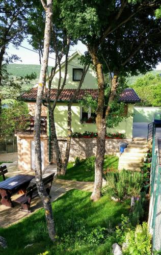 5 bedrooms, 12 beds