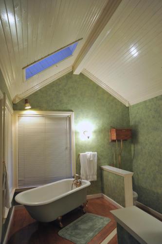 202632691 McCloud Hotel