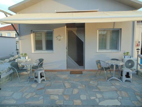  Elisian Studios in Néa Karváli