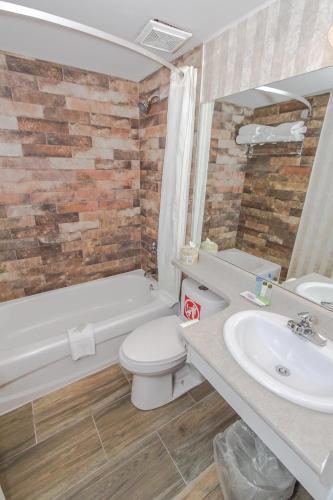 Bathroom, Canadas Best Value Inn Calgary Chinook Station in Calgary (AB)