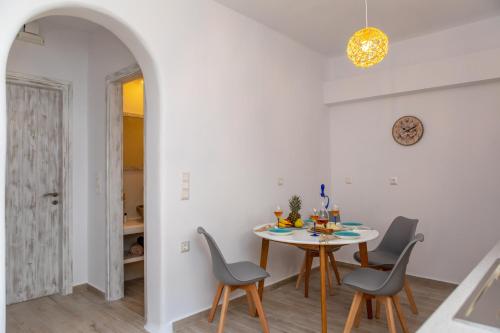 Island Dreams in Naxos Chora
