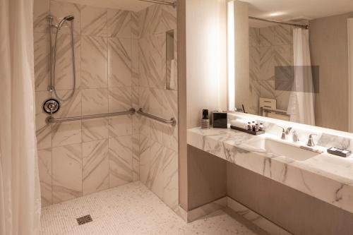 Shower, The Manhattan Club in New York (NY)