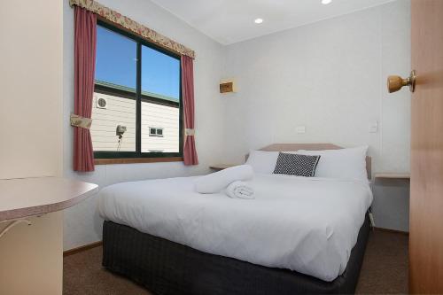 1 double bed, 4 bunk beds