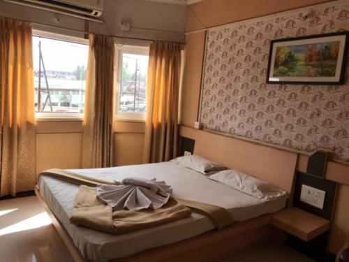 Bharati Lodge Set in a prime location of Hubli, Bharati Lodge puts everything the city has to offer just outside your doorstep. Offering a variety of facilities and services, the property provides all you need for 